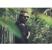 Berganti busana dengan terusan lace hitam panjang, model wanita digambarkan menggoda Franco untuk mengejarnya di sebuah lorong taman.