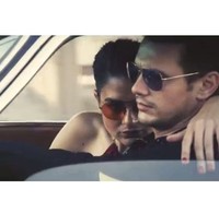 Mengenakan kacamata yang sama, keduanya meninggalkan rumah dan kembali menyusuri kota California yang indah.