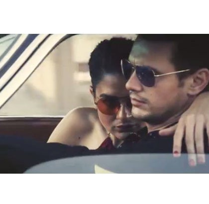 Mengenakan kacamata yang sama, keduanya meninggalkan rumah dan kembali menyusuri kota California yang indah.