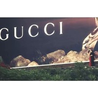 Klip pun ditutup dengan adegan keduanya saling bermesraan di sebuah tebing yang memiliki papan reklame Gucci besar.