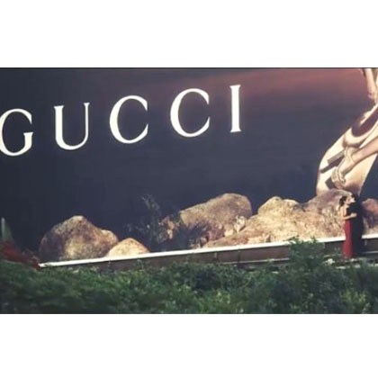 Klip pun ditutup dengan adegan keduanya saling bermesraan di sebuah tebing yang memiliki papan reklame Gucci besar.