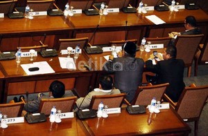 Agar Tak Ditempeleng, Rapor Jeblok DPR Tidak Dibawakan Langsung ke Orangnya