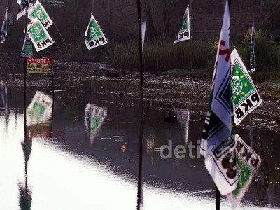 Bendera PKB Mejeng di Empang