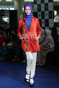 Dian Pelangi Pop Batik. Fashion Nation 2014 Vivacious and Vigorous at Senayan City. Jakarta. [Foto: Mohammad Abduh/Wolipop]