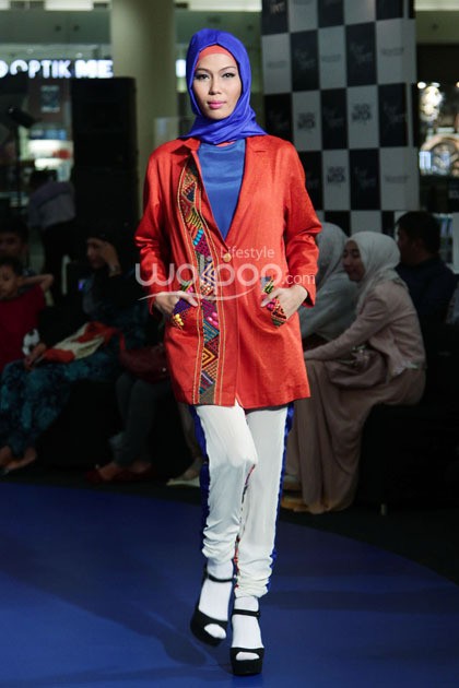 Dian Pelangi Pop Batik. Fashion Nation 2014 Vivacious and Vigorous at Senayan City. Jakarta. [Foto: Mohammad Abduh/Wolipop]