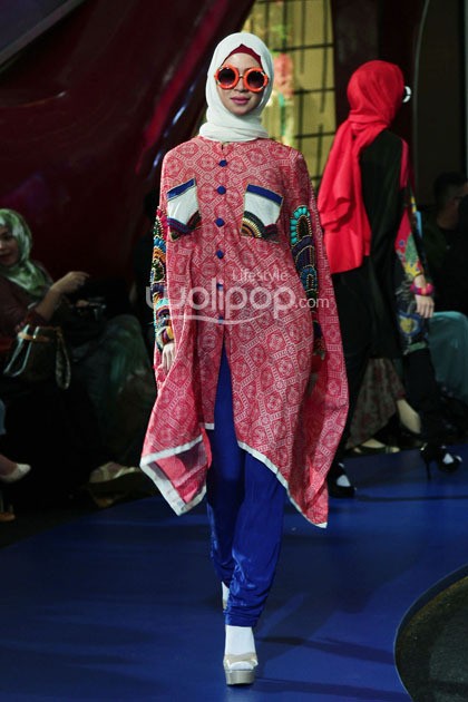 Dian Pelangi Pop Batik. Fashion Nation 2014 Vivacious and Vigorous at Senayan City. Jakarta. [Foto: Mohammad Abduh/Wolipop]