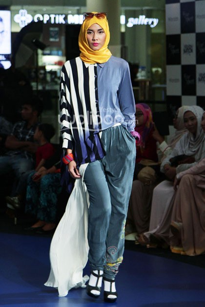 Dian Pelangi Pop Batik. Fashion Nation 2014 Vivacious and Vigorous at Senayan City. Jakarta. [Foto: Mohammad Abduh/Wolipop]