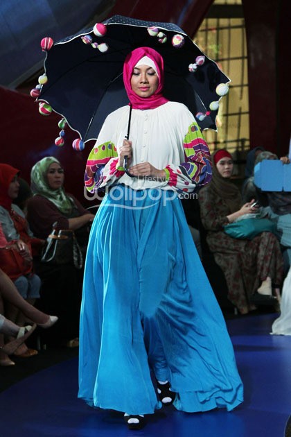 Dian Pelangi Pop Batik. Fashion Nation 2014 Vivacious and Vigorous at Senayan City. Jakarta. [Foto: Mohammad Abduh/Wolipop]