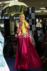 Dian Pelangi Pop Batik. Fashion Nation 2014 Vivacious and Vigorous at Senayan City. Jakarta. [Foto: Mohammad Abduh/Wolipop]