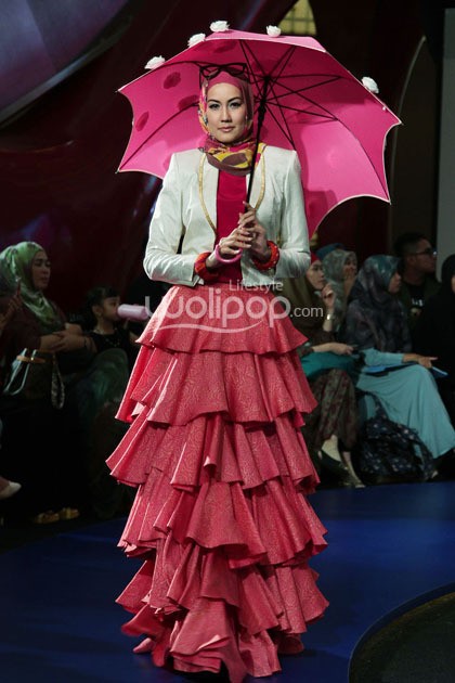 Dian Pelangi Pop Batik. Fashion Nation 2014 Vivacious and Vigorous at Senayan City. Jakarta. [Foto: Mohammad Abduh/Wolipop]