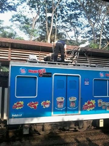 Pantograf KRL Tersangkut Ranting Pohon di Stasiun UI Depok