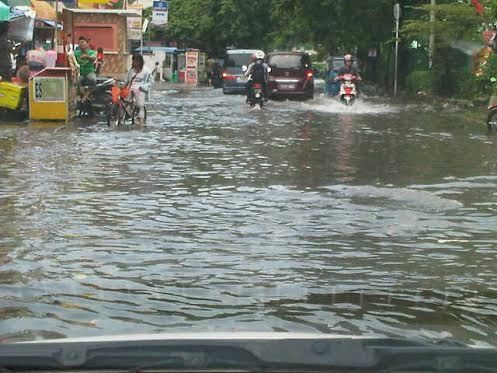 Cempaka Putih Tergenang 20 Cm, Lalin Sekitar RS Islam Macet