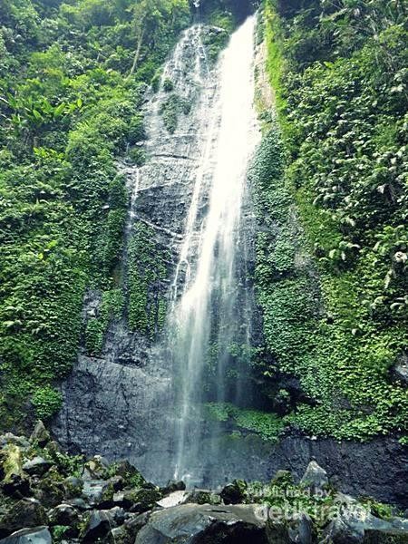 Segarnya Air Terjun Cibeureum Selabintana di Gede Pangrango