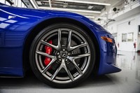 Desain ruang yang apik ini tambah nyaman dengan tata cahaya menyinari setiap sudut bengkel. Istimewa/dok Lexus.     