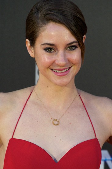 Merah Menggoda Shailene Woodley