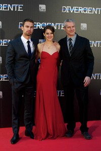 Merah Menggoda Shailene Woodley