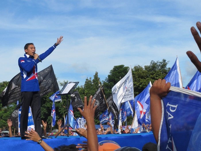 Tampil Penuh Semangat, Begini Gaya Ibas Saat Jadi Jurkam di Pacitan