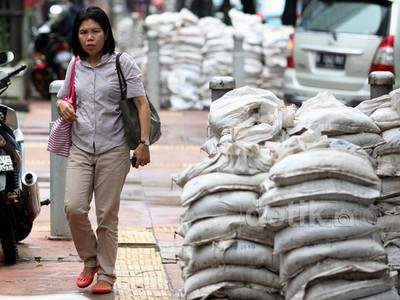Karung Lumpur Menumpuk di Trotoar Thamrin