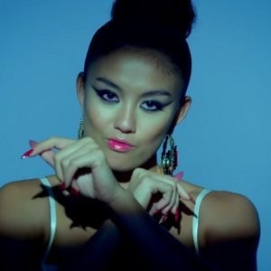 Mengintip di Balik Video Klip Coke Bottle Agnez MO