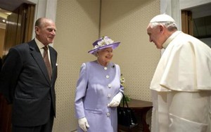 Ratu Elizabeth Hadiahi Telur dan Whisky untuk Paus Francis