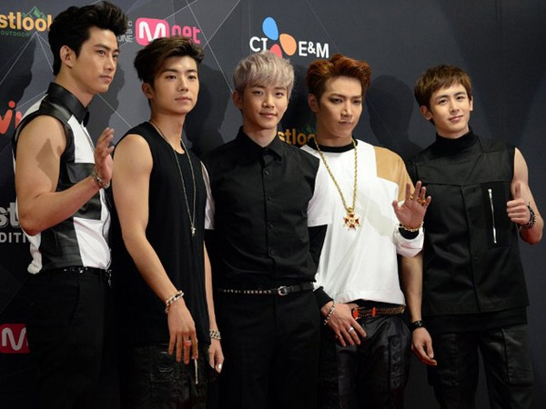2PM Stylish Hitam-putih di Jepang