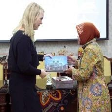 Berhasil Kurangi Banjir, Risma Dipuji Menteri Infrastruktur Belanda