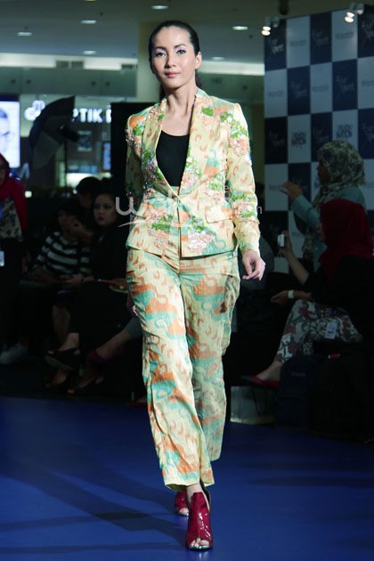 Barli Asmara Colors of Garut. Fashion Nation 2014 Vivacious and Vigorous at Senayan City. Jakarta. [Foto: Mohammad Abduh/Wolipop]