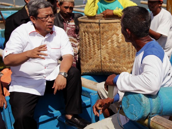Aher Kunjungi Kampung Nelayan