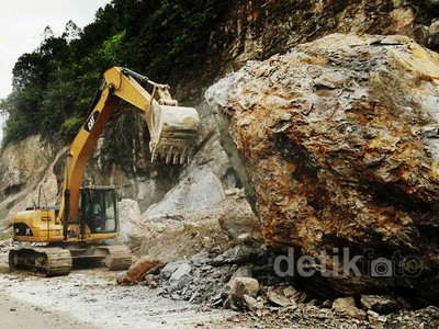 Jalan Lintas Riau-Sumbar Tertimbun Longsor