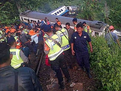 KA Malabar Terperosok ke Jurang