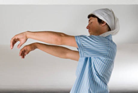 Studi: 1 dari 3 Orang Terbiasa Tidur Sambil Berjalan