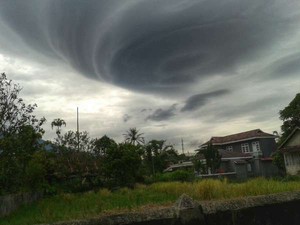Muncul Awan Berbentuk Unik di Padang Panjang