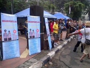 Sambil Hibur Warga, Polisi Sosialisasikan Penerimaan Brigadir di HI