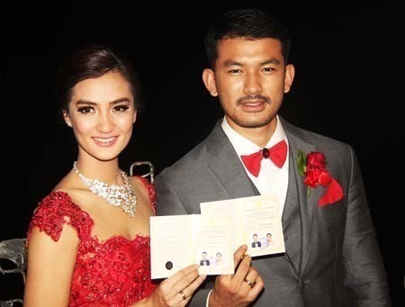 Atiqah Hasiholan Santai Jalani Program Hamil