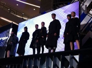 Peggy Hartanto Modifikasi Batik Modern di Fashion Nation