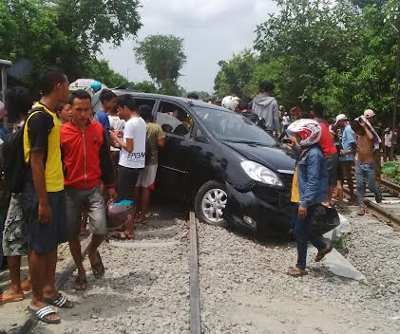 Polisi Masih Selidiki Penyebab Laka Innova Vs KA Harina Tewaskan 2 Orang Polisi Masih Selidiki Penyebab Laka Innova Vs KA Harina Tewaskan 2 Orang