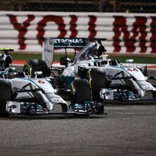 Hamilton Juara Usai Menangi Duel Sengit dengan Rosberg