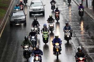 Hujan Es Disertai Angin Kencang Landa Pejaten