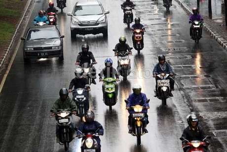 Hujan Es Disertai Angin Kencang Landa Pejaten