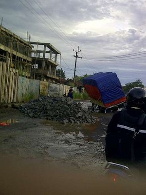 Terperosok, Truk Menutup Ruas Jl Pembangunan Raya Gunung Sindur Bogor