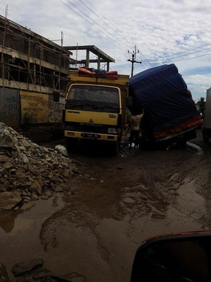 Jl Raya Prumpung Serpong ini Rusak Parah, Truk Sampai Hampir Terbalik