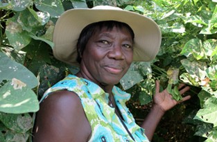 Perempuan Ini Yakin Bakal Sakit Jika Tidak Bertani