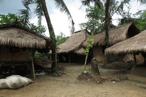 Di Kampung ini, Para Pria Tidur di Teras Rumah
