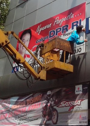 Satpol PP Sleman Copoti Ratusan Atribut Kampanye Caleg dan DPD