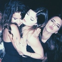 Selena Gomez Pesta Bareng Keluarga Kardashian