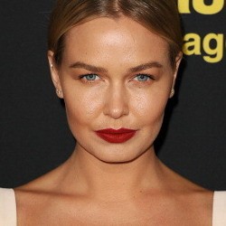 Model Lara Bingle Topless di Art Studio