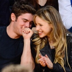 Zac Efron dan Lawan Main Tampil Mesra di Pertandingan Basket