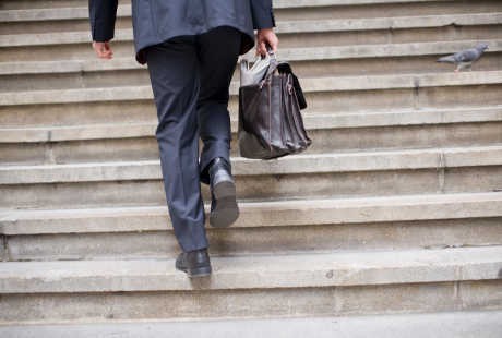 Naik Tangga Sebabkan Hipertensi? Jangan Percaya, Itu Mitos