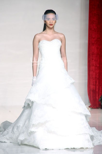 Andreas Odang Once Upon a Dream. Bazaar Bridal Week 2014. Bazaar Wedding Exhibition 2014 It Take Two to Tango at Grand Ballroom Ritz-Carlton. Pasific Place. Jakarta. [Foto: Mohammad Abduh/Wolipop]