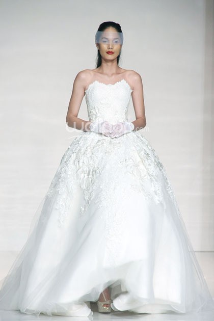 Andreas Odang Once Upon a Dream. Bazaar Bridal Week 2014. Bazaar Wedding Exhibition 2014 It Take Two to Tango at Grand Ballroom Ritz-Carlton. Pasific Place. Jakarta. [Foto: Mohammad Abduh/Wolipop]